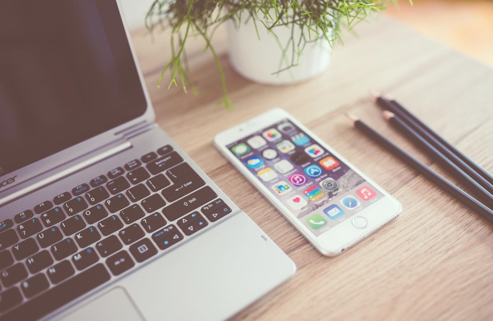 Team-Meeting zur Besprechung von Startup-Finanzstrategien und Kennzahlen